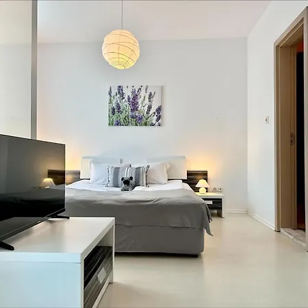 Rainbow 3 - Menada Apartment *