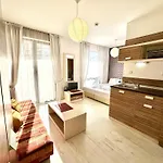Rainbow 3 - Menada Apartment *